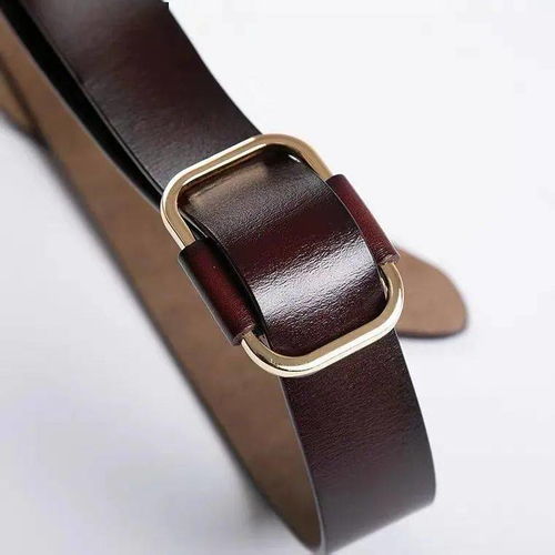 大衣與西裝的疊穿法則：腰帶點(diǎn)睛，時髦又保暖