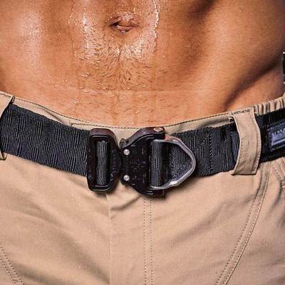 性價比極高的眼鏡蛇扣腰帶 比媒體工作者還快的時尚之選